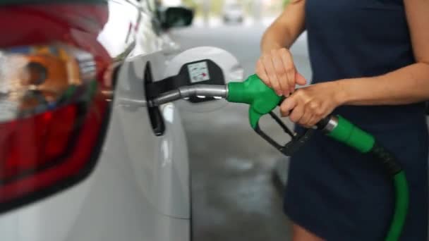 Frau Steckt Benzinkanone Gastank Auto Betanken Steigende Benzinpreise Kraftstoffkrise — Stockvideo