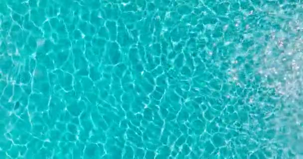 Oberfläche Aus Reinem Blauem Wasser Schwimmbad Mit Lichtreflexen Luftaufnahmen — Stockvideo