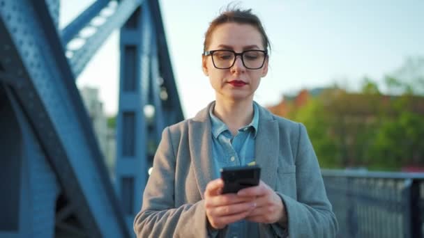 Kaukaska Bizneswoman Płaszczu Chodząca Mieście Wczesnym Rankiem Używająca Smartfona Komunikacja — Wideo stockowe