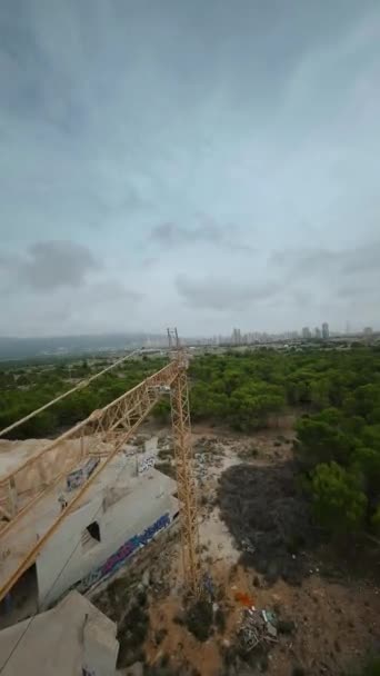 Dikey Video Fpv Insansız Hava Aracı Endüstriyel Binaların Yıkıntıları Yakınındaki — Stok video