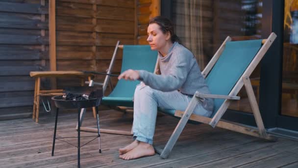 Kobieta Robi Grilla Tarasie Odpoczynek Domu Letni Wieczór — Wideo stockowe