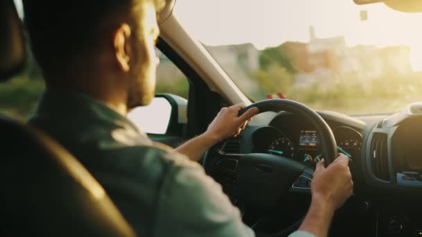 Mens Rijdt Een Auto Langs Weg Ondergaande Zon Schijnt Voorruit — Stockvideo