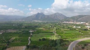 Denia şehrinin yakınlarındaki bölgede hava hipervanesi. Bulutlar dağın üzerinde yüzüyor, turuncu alanlar, dağların eteğindeki köyler. Alicante ili, İspanya