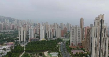 İspanya 'nın Alicante ilindeki Benidorm kentinin gökdelenleri kasvetli bir günde görülüyor..