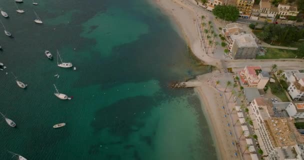 西班牙马约卡 位于马略卡马约卡岛的避暑胜地索勒港 地中海清澈水域的自上而下的景观 巴利阿里群岛的风景 — 图库视频影像