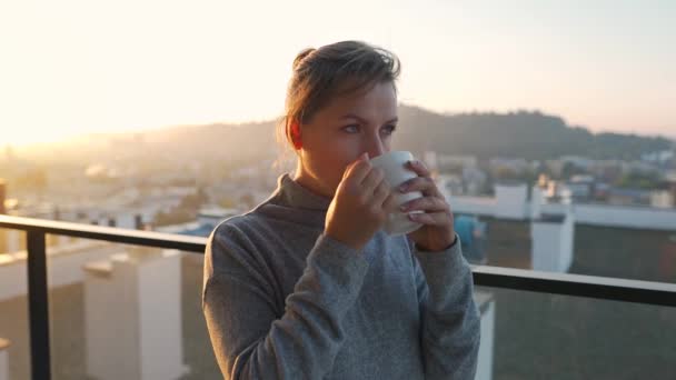 Mujer Comienza Día Con Una Taza Café Balcón Amanecer Cámara — Vídeos de Stock