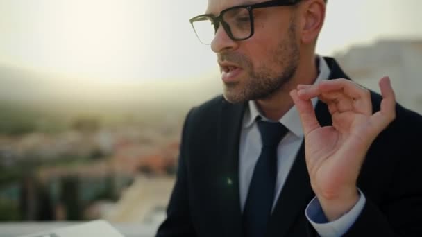 Συναισθηματικός Καυκάσιος Άνδρας Γυαλιά Ντυμένος Σακάκι Και Εσώρουχα Διαπραγματεύεται Χρησιμοποιώντας — Αρχείο Βίντεο