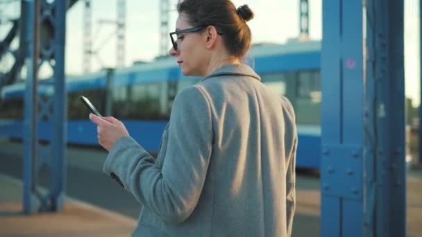Donna Affari Caucasica Cappotto Passeggiando Città Mattina Presto Utilizzando Smartphone — Video Stock