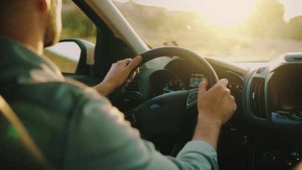 Άνθρωπος Οδηγεί Ένα Αυτοκίνητο Κατά Μήκος Του Δρόμου Ήλιος Που — Αρχείο Βίντεο