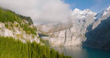 Güneşli bir sonbahar gününde Bluemlisalp dağıyla Oeschinensee Gölü 'nün havadan görünüşü. İsviçre Alpleri, Kandersteg. İsviçre.