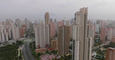 İspanya 'nın Alicante ilindeki Benidorm kentinin gökdelenleri kasvetli bir günde görülüyor..