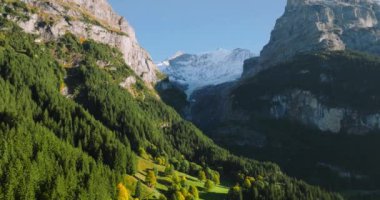 İsviçre 'nin Grindelwald Vadisi' ndeki güzel İsviçre doğasının hava manzarası, İsviçre 'nin Jungfrau bölgesindeki Alpler' de gün batımı, ünlü İsviçre turizm beldesi.