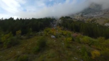 FPV İsviçre Alplerinde dağın yüzeyine yakın bir yere manevra yapabilir. Oeschinensee, İsviçre