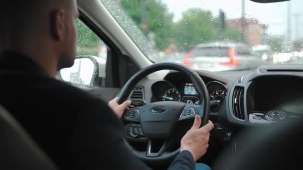 Mannen Kör Bil Längs Vägen Staden Regnet Runt Stadstrafik Bilar — Stockvideo