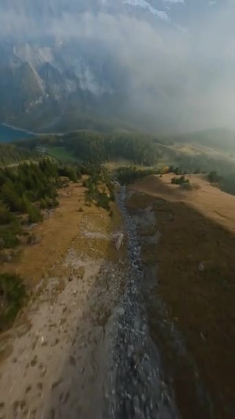 Vertikální Video Fpv Manévrovatelný Let Blízko Povrchu Hory Švýcarských Alpách — Stock video