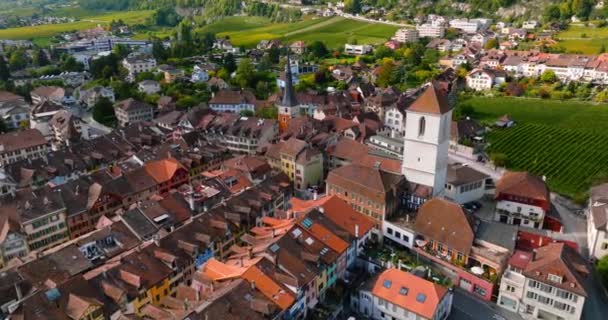 スイスのビエル湖のほとりにラ ノイヴビルの町の空中ビュー 赤い屋根の古い建物 — ストック動画