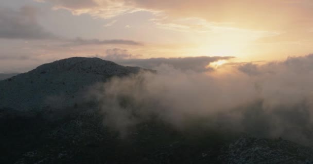 Bei Sonnenuntergang Der Nähe Der Berge Fliegen Silhouette Der Berge — Stockvideo