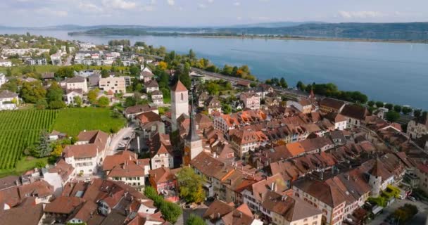 位于瑞士比耶尔湖畔的La Neuveville镇的空中景观 红色屋顶的旧建筑 — 图库视频影像