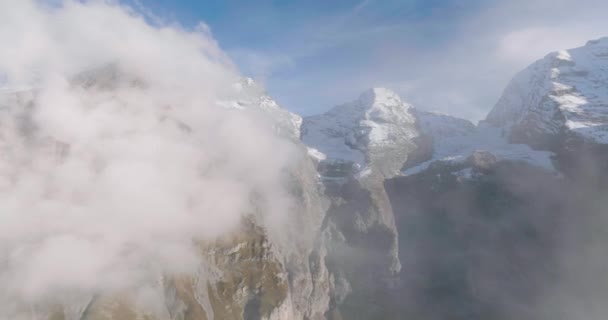 Lot Blisko Majestatycznych Śnieżnych Szczytów Gór Przez Chmury Alpy Szwajcarskie — Wideo stockowe