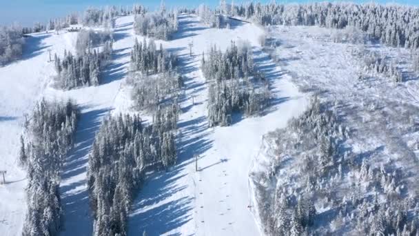 Kış Dağlarının Hava Manzarası Kış Mevsiminde Kayak Kaldırma Pist Seyahat — Stok video