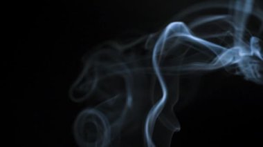 Soyut duman siyah arka planda güzel girdaplarda yükselir. Yavaş çekim. 