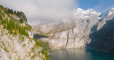 Güneşli bir sonbahar gününde Bluemlisalp dağıyla Oeschinensee Gölü 'nün havadan görünüşü. İsviçre Alpleri, Kandersteg. İsviçre.