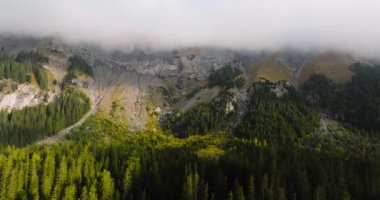 Bir sonbahar günü Oeschinensee Gölü yakınlarındaki güzel dağ manzarası. İsviçre Alpleri, Kandersteg. İsviçre.