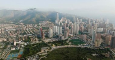 İspanya 'nın Alicante ilindeki Benidorm kentinin gökdelenleri kasvetli bir günde görülüyor..