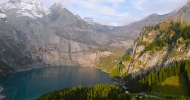 Güneşli bir sonbahar gününde Bluemlisalp dağıyla Oeschinensee Gölü 'nün havadan görünüşü. İsviçre Alpleri, Kandersteg. İsviçre.