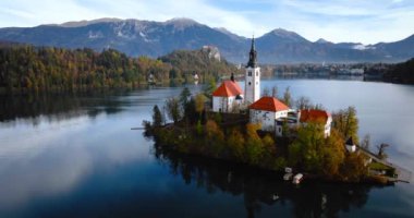 Bled Gölü 'nün ve ortasındaki Slovenya adasının havadan görünüşü. Mary 'nin Göldeki Hacı Kilisesi Bled.