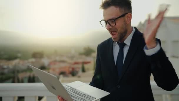 Emocjonalny Biały Mężczyzna Okularach Ubrany Kurtkę Bieliznę Negocjuje Używanie Laptopa — Wideo stockowe