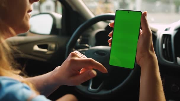Řidička Používající Autě Smartphone Chromakey Smartphone Zelenou Obrazovkou Autonavigace Závislost — Stock video