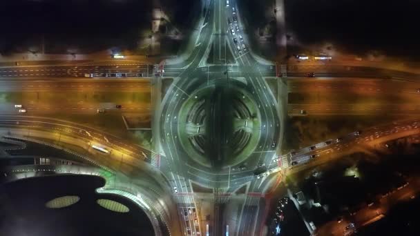 Sisli Bir Gecede Kavşakta Yüksek Hızda Giden Araba Trafiği Tepeden — Stok video