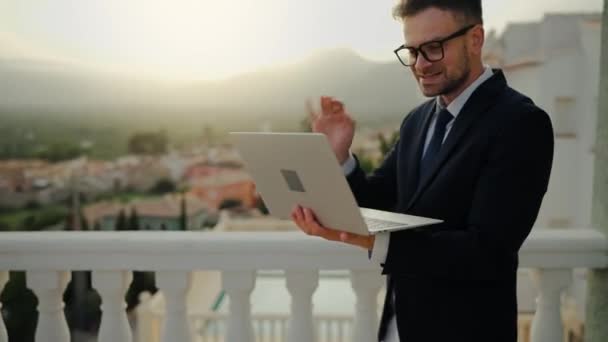 Emocjonalny Biały Mężczyzna Okularach Ubrany Kurtkę Bieliznę Negocjuje Używanie Laptopa — Wideo stockowe