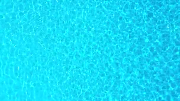 光の反射とスイミングプールで純粋な青い水の表面 空中映像 — ストック動画