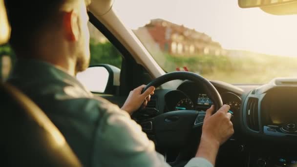 Mens Rijdt Een Auto Langs Weg Ondergaande Zon Schijnt Voorruit — Stockvideo