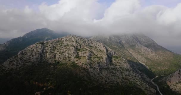 Αεροφωτογραφία Του Όμορφου Βραχώδους Ορεινού Τοπίου Καλοκαίρι Συννεφιασμένος Ουρανός Ισπανία — Αρχείο Βίντεο