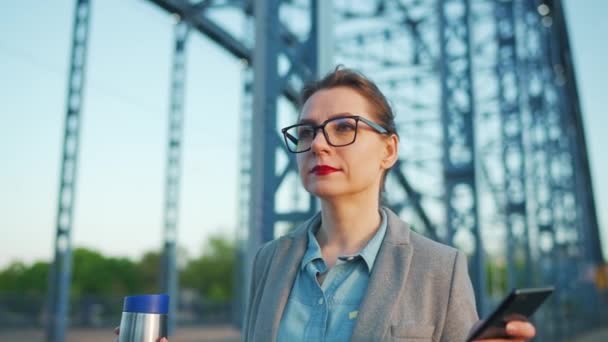 Biała Bizneswoman Płaszczu Spacerująca Mieście Wczesnym Rankiem Pijąca Kawę Używająca — Wideo stockowe