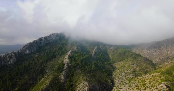 Vista Aérea Del Hermoso Paisaje Rocoso Montaña Verano Cielo Nublado — Vídeos de Stock