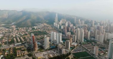 İspanya 'nın Alicante ilindeki Benidorm kentinin gökdelenleri kasvetli bir günde görülüyor..