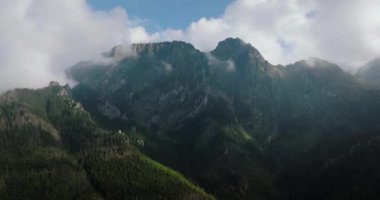 Yazın güzel dağ manzarası, bulutlu gökyüzü, orman ve kayalar. Zakopane, Tatra dağları, Polonya