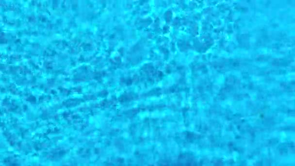 Yüzme Havuzundaki Saf Mavi Suyun Yüzeyinde Işık Yansımaları Var Hava — Stok video