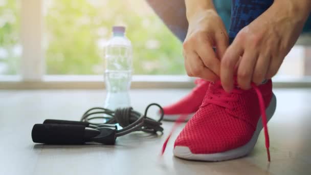 Mujer Atando Cordones Zapatillas Deporte Que Van Entrenar Trotar Cerca — Vídeo de stock