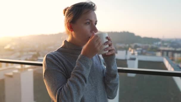 Vrouw Begint Haar Dag Met Een Kopje Thee Koffie Het — Stockvideo