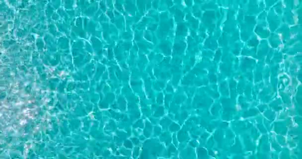 Επιφάνεια Καθαρού Μπλε Νερού Στην Πισίνα Φωτεινές Αντανακλάσεις Εναέρια Πλάνα — Αρχείο Βίντεο