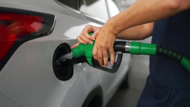 Kadın Benzin Deposuna Yakıt Doldurmak Için Yakıt Tabancası Yerleştiriyor Artan — Stok video