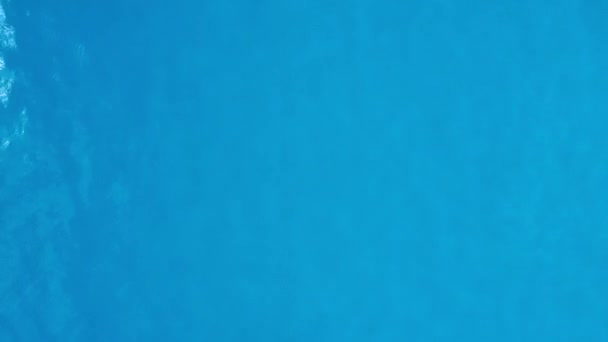 Superfície Água Azul Pura Piscina Com Reflexos Luz Imagens Aéreas — Vídeo de Stock