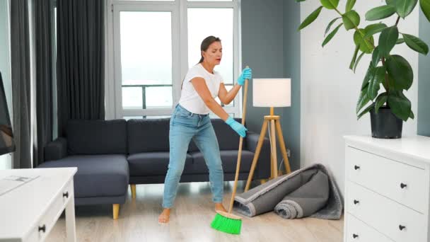Beyaz Bir Kadın Evi Temizliyor Süpürgeyle Dans Ediyor Yavaş Çekim — Stok video