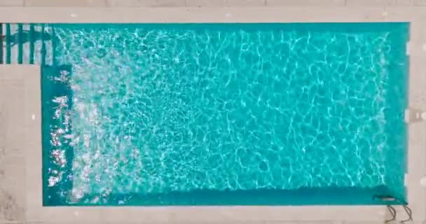 Yüzme Havuzundaki Saf Mavi Suyun Yüzeyinde Hafif Yansımalar Ağır Çekim — Stok video