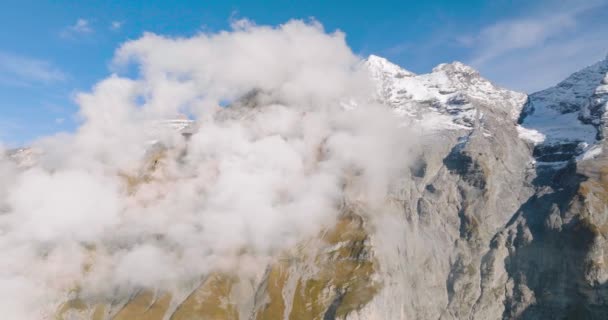 Letecký Pohled Skalnaté Vrcholky Švýcarských Alp Mraky Nádherná Švýcarská Příroda — Stock video